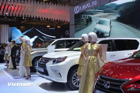 Các mẫu xe được trưng bày tại Gian hàng Lexus của triển lãm. (Ảnh: Hà Huy Hiệp/Vietnam+)