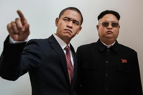 Hai nhà lãnh đạo Barack Obama và Kim Jong Un bất ngờ xuất hiện trong một phim trường ở Bắc Kinh, Trung Quốc. (Nguồn: RT)