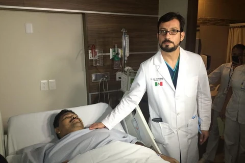 Bệnh nhân Andres Moreno sau ca phẫu thuật giảm cân. (Nguồn: NOTIMEX)
