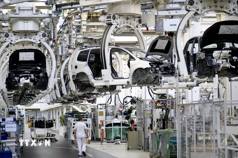 Dây chuyền sản xuất xe hơi bên trong nhà máy của hãng Volkswagen ở Wolfsburg, Đức. (Nguồn: AFP/TTXVN) 