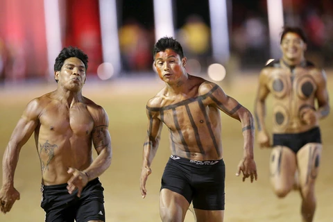 Những chàng trai của các bộ lạc ở Brazil tham gia phần thi chạy 100m.