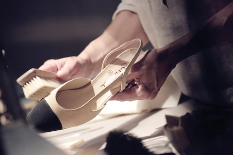 Đôi giày slingback hai tông màu xuất hiện xuyên suốt trong bộ sưu tập Thu Đông 2015-2016 của Chanel.