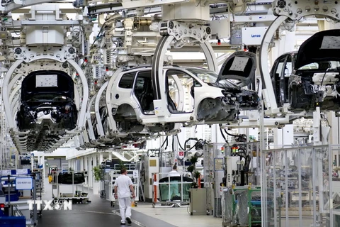 Dây chuyền sản xuất xe hơi bên trong nhà máy của hãng Volkswagen ở Wolfsburg, Đức. (Nguồn: AFP/TTXVN) 