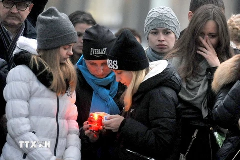 Người dân Nga tưởng niệm các nạn nhân thiệt mạng trong vụ rơi máy bay tại sân bay quốc tế Pulkovo, Saint Petersburg ngày 1/11. (Nguồn: AFP/TTXVN) 