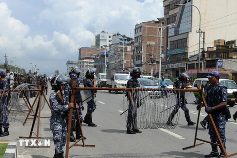 Cảnh sát Nepal làm nhiệm vụ trong cuộc biểu tình ở Kathmandu ngày 26/8. (Nguồn: AFP/TTXVN) 