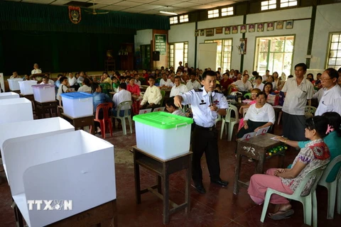 Tập huấn cho cán bộ phụ trách việc bầu cử tại điểm bỏ phiếu ở Yangon ngày 30/10. (Nguồn: AFP/TTXVN) 