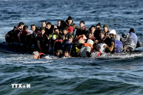 Người di cư vượt biển Địa Trung Hải. (Nguồn: AFP/TTXVN)