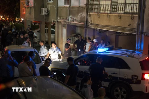 Lực lượng an ninh Israel chuyển người Palestine bị bắn bị thương sau vụ tấn công ở Netanya. (Nguồn: AFP/TTXVN) 
