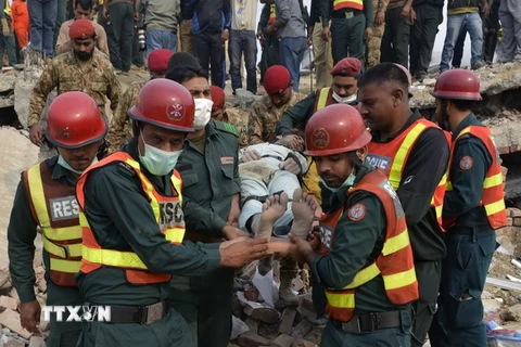 Lực lượng cứu hộ chuyển một nạn nhân vừa được cứu sống trong vụ sập nhà máy ở Lahore. (Nguồn: AFP/TTXVN) 