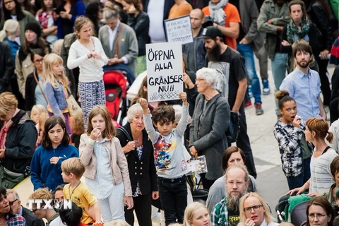 Tuần hành ủng hộ người di cư tại Stockholm, Thụy Điển. (Nguồn: AFP/TTXVN) 