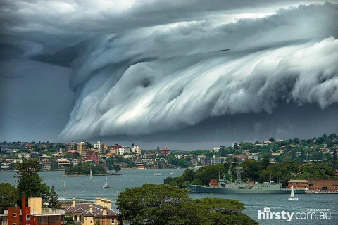 Một cơn bão mạnh đã quét qua thành phố Sydney hôm qua, tạo ra hiện tượng mà một số người gọi là 'Tsunmani mây.'