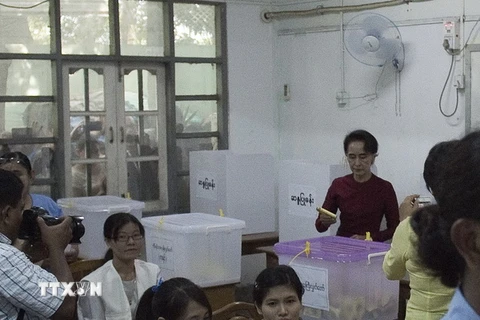 Bà Aung San Suu Kyi (phải), người đứng đầu Liên minh quốc gia vì dân chủ (NLD) đối lập bỏ phiếu tại điểm bầu cử ở Yangon ngày 8/11. (Nguồn: AFP/TTXVN) 