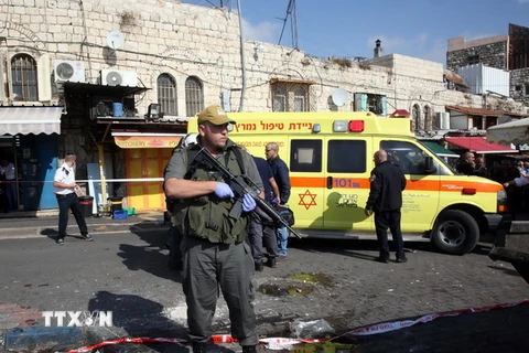 Lực lượng an ninh Israel làm nhiệm vụ tại hiện trường vụ tấn công ở Damascus ngày 10/11. (Nguồn: AFP/TTXVN)