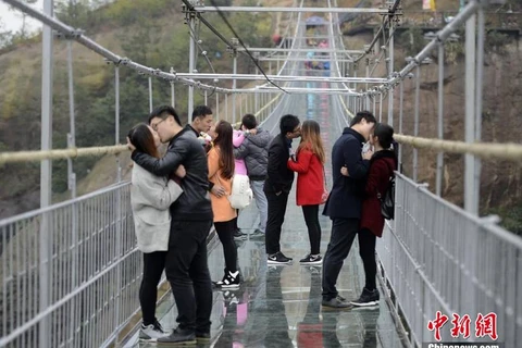 Nhân dịp Ngày lễ độc thân 11/11 ở Trung Quốc, rất nhiều cặp đôi đã trao nhau nụ hôn chia tay đời độc thân trên cây cầu thủy tinh ở tỉnh Hồ Nam, Trung Quốc.