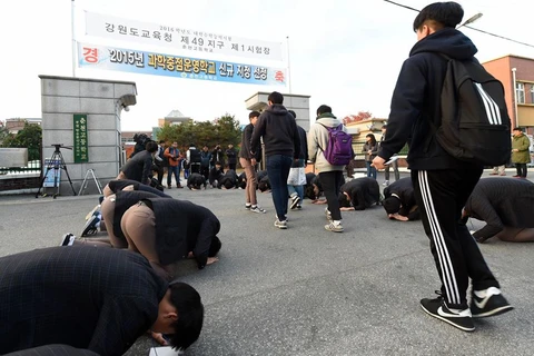 Ngày 12/11, các sỹ tử Hàn Quốc bước vào kỳ thi vào đại học và bắt đầu buổi sáng bằng một truyền thống đặc biệt, giúp họ thêm tự tin khi làm bài thi, đó là quỳ gối bên ngoài trường thi.