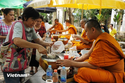 Đích thân Phật tử phải dâng tận tay những lễ phẩm lên chư Tăng.