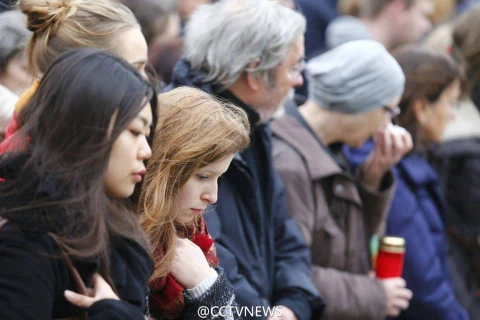 Lặng người trong phút tưởng nhớ nạn nhân vụ khủng bố ở Paris