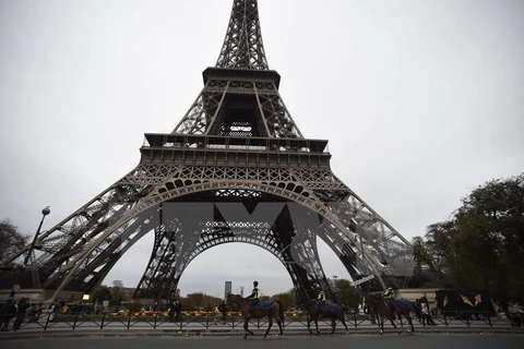 Cảnh sát tuần tra tại Tháp Eiffel ngày 14/11 sau các vụ tấn công khủng bố. (Nguồn: AFP/TTXVN)