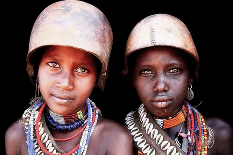 Hạnh phúc đích thực trên khuôn mặt của những thổ dân châu Phi.