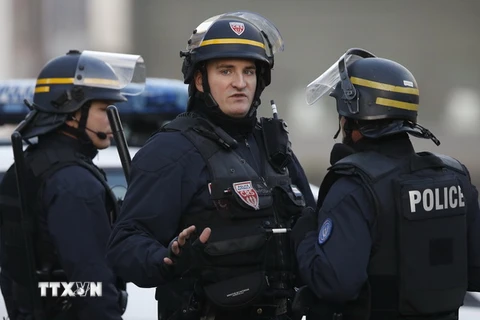 Cảnh sát Pháp tham gia chiến dịch truy quét nghi can khủng bố ở Saint-Denis ngày 18/11. (Nguồn: THX/TTXVN) 