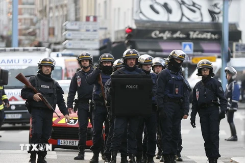 Lực lượng an ninh Pháp được triển khai tại hiện trường khu vực truy quét khủng bố ở Saint-Denis ngày 18/11. (Nguồn: AFP/TTXVN) 