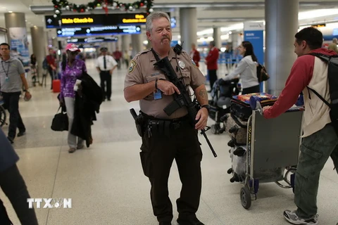 Cảnh sát tuần tra tại sân bay quốc tế Miami, Florida ngày 24/11. (Nguồn: AFP/TTXVN) 