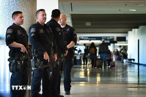 Cảnh sát tuần tra tại sân bay quốc tế Los Angeles, bang California ngày 25/11. (Nguồn: AFP/TTXVN) 
