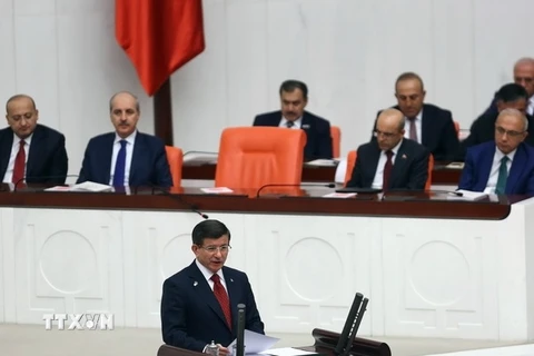 Thủ tướng Thổ Nhĩ Kỳ Ahmet Davutoglu (phía trước) trong cuộc họp Quốc hội ở thủ đô Ankara ngày 25/11. (Nguồn: AFP/TTXVN) 