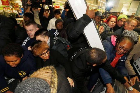 Cảnh mua sắm hỗn loạn ngày 'Black Friday' năm 2014 tại siêu thị Asda ở London.