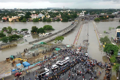 Mọi người chứng kiến cảnh nước lũ tràn qua đường cao tốc ở Chennai. (Nguồn: ibtimes)