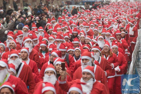 Cuộc thi chạy Santa ở Hungary. (Nguồn: China Xinhua News)