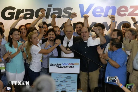 Những người ủng hộ Liên minh đối lập mừng chiến thắng tại thủ đô Caracas, sau khi công bố kết quả. (Nguồn: AFP/TTXVN) 