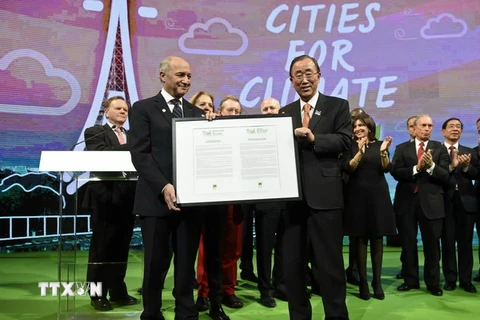 Tổng thư ký Liên hợp quốc Ban Ki-moon (giữa), Ngoại trưởng Pháp Laurent Fabius (trái) tại một hội nghị của COP21 ở Paris. (Nguồn: AFP/TTXVN) 