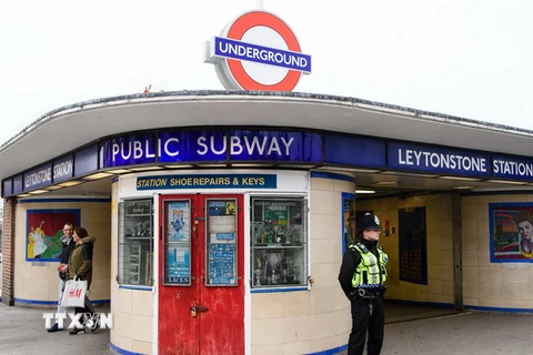 Cảnh sát gác bên ngoài nhà ga tàu điện ngầm Leytonstone ở London sau vụ tấn công. (Nguồn: AFP/TTXVN) 