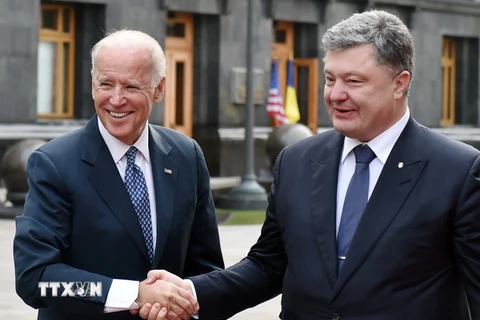 Tổng thống Ukraine Petro Poroshenko (phải) có cuộc gặp với Phó Tổng thống Mỹ Joe Biden. (Nguồn: AFP/TTXVN)