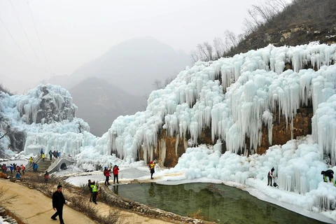 Những cột nước đóng băng giống như thác nước đã tạo nên cảnh tượng tuyệt đẹp ở thành phố Bảo Định, Hà Bắc, Trung Quốc.