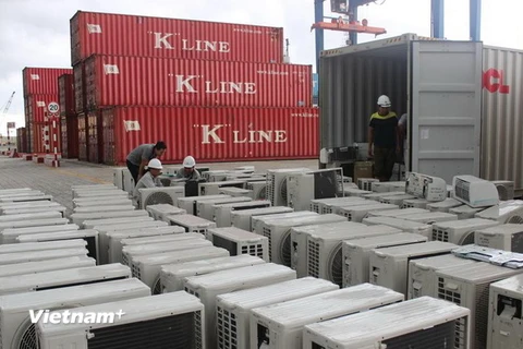 Máy lạnh đã qua sử dụng nhập lậu tại cảng Hiệp Phước. (Ảnh: Hoàng Hải/Vietnam+)