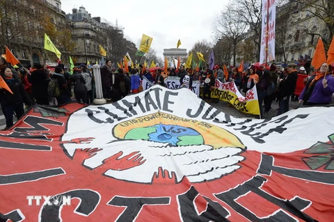 Tuần hành kêu gọi 'Công lý cho Khí hậu' tại Paris ngày 12/12. (Nguồn: AFP/TTXVN)