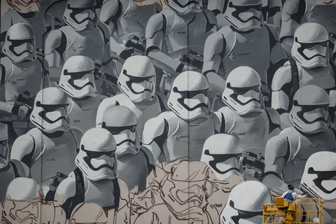 Nghệ sỹ Artur Kashak đang vẽ bức tranh graffiti về Star Wars.