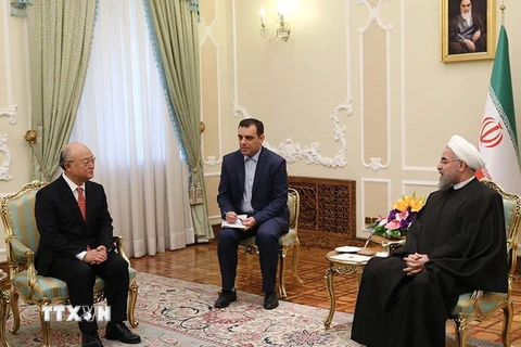 Tổng giám đốc IAEA (trái) thăm Iran ngày 20/9. (Nguồn: AFP/TTXVN)