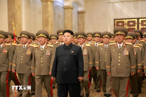 Nhà lãnh đạo Kim Jong-un và các Tướng lĩnh quân đội viếng cố lãnh tụ Kim ​Jong-il và Kim Nhật Thành tại Cung điện Mặt Trời. (Nguồn: AFP/TTXVN) 