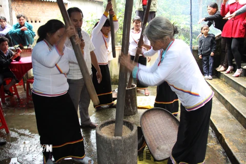 Thi giã gạo, nghi thức không thể thiếu trong Tết Ngã rạ của đồng bào Cor. 