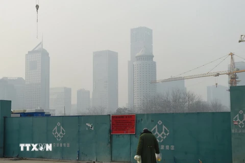 Một công trình xây dựng phải tạm ngừng do báo động về ô nhiễm không khí ở Bắc Kinh ngày 20/12. (Nguồn: AFP/TTXVN)