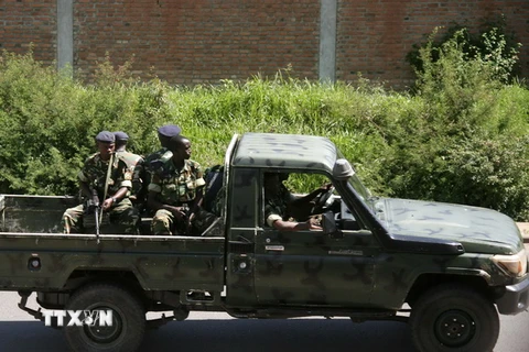Binh sỹ Burundi tuần tra tại Musaga, khu vực lân cận Bujumbura ngày 11/12. (Nguồn: AFP/TTXVN) 