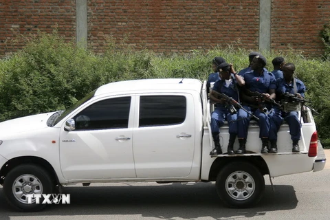 Binh sỹ Burundi tuần tra tại Musaga, khu vực lân cận Bujumbura ngày 11/12. (Nguồn: AFP/TTXVN) 