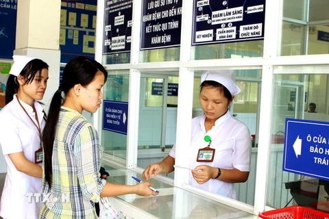 Tiếp đón người dân tại Bệnh viện Đa khoa quận Cẩm Lệ (thành phố Đà Nẵng). (Ảnh: Dương Ngọc/TTXVN) 