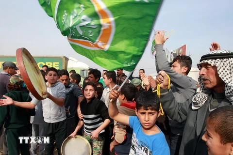 Người dân Iraq vui mừng sau khi thành phố Ramadi được giải phóng ngày 29/12. (Nguồn: AFP/TTXVN)