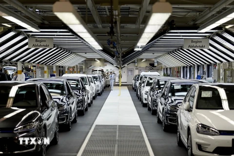 Nhân viên hãng Volkswagene kiểm tra xe ôtô tại một nhà máy ở Wolfsburg, miền Trung nước Đức ngày 21/10. (Nguồn: AFP/TTXVN) 