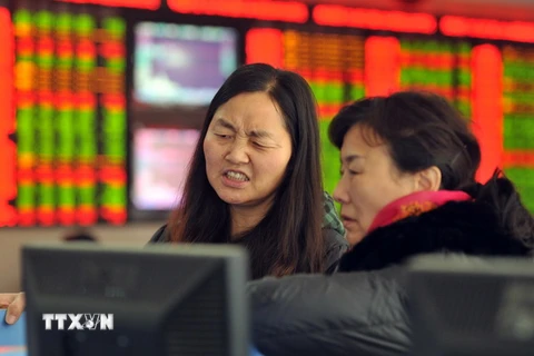 Các nhà đầu tư tại Công ty chứng khoán Fuyang, tỉnh miền Đông An Huy. (Nguồn: AFP/TTXVN) 