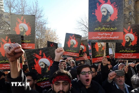 Quang cảnh cuộc biểu tình bên ngoài Đại sứ quán Saudi Arabia tại Tehran, Iran ngày 3/1. (Nguồn: AFP/TTXVN)